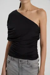Top negro de jersey con elastano y acabado brillo, de corte ajustado al cuerpo y diseño de un solo hombro con frunces en los laterales.