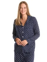 Conjunto de pijama de dos piezas con estampado animal print. La parte superior es una camisa de manga larga con cuello solapa, escote en V, cierre frontal con botones y bolsillo aplicado. El pantalón cuenta con cintura elástica y lazo de ajuste.