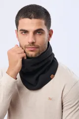 Cuello polar de diseño envolvente, confeccionado en tejido suave y abrigado, ideal para proteger del frío.