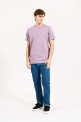 Jean Billabong de corte straight, color azul clásico, con diseño de cinco bolsillos y cierre frontal con botón y cremallera.