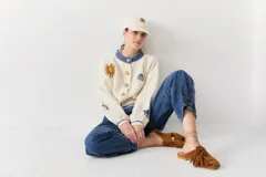 Jean de corte gaucho en color azul, con diseño de pinzas en la cintura, tiro medio y detalle de ajuste con botón en el ruedo.