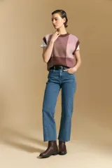 Chaleco tejido de punto con diseño de bloques a cuadros en tonos rosados, marrones y beige. Presenta cuello redondo y terminaciones acanaladas en cuello y sisas.
