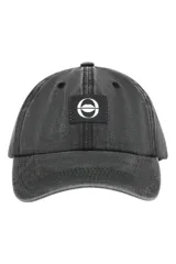 Gorra gris con efecto desgastado, visera curva y parche frontal cuadrado con el logo de Las Oreiro en blanco.