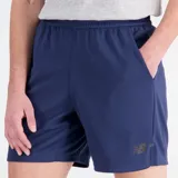 Short deportivo azul marino de New Balance con logo bordado en la pierna izquierda.