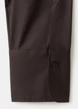 Camisa de popelín de algodón con elastano en color marrón oscuro, de diseño entallado con cuello camisero, manga larga con puños abotonados y cierre frontal de botones ocultos bajo tapeta.