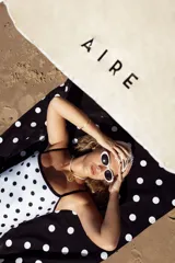 Lona playera rectangular de algodón color negro con lunares blancos.