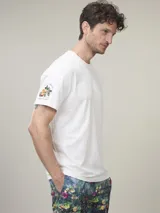 Remera de manga corta color gris jaspeado, confeccionada en algodón.