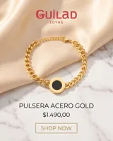 Pulsera de cadena de eslabones con baño de oro y dije circular central con piedra ónix negra.