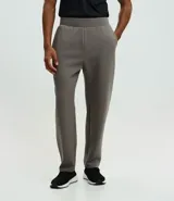 Pantalón deportivo de corte recto con ajuste levemente afunilado, confeccionado en tejido técnico con cintura elástica ancha. Presenta bolsillos laterales y bolsillo trasero embutido con acabado limpio.