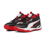 Championes deportivos Puma modelo Playmaker 2023, con diseño en color negro, blanco y rojo. Presentan una estructura de malla transpirable con refuerzos sintéticos, entresuela blanca amortiguada y suela de goma roja con textura antideslizante.