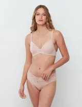 Bombacha tipo brief de microfibra con detalle de encaje en la cintura. Ofrece cobertura completa en la parte trasera y cuenta con elásticos planos para un acabado invisible bajo la ropa.
