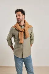 Camisa de manga larga con cuello button-down, bolsillo frontal y botones de madera.