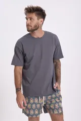 Remera negra de manga corta y cuello redondo, de corte holgado.