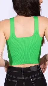 Top negro de hilo con breteles cruzados en el frente y espalda descubierta.