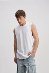 Musculosa oversize blanca de corte amplio y líneas simples, confeccionada en 100% algodón con efecto acid wash.