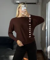 Sweater de punto con cuello redondo y mangas largas, con diseño de textura acanalada en los laterales y mangas. Presenta un corte holgado y cómodo.