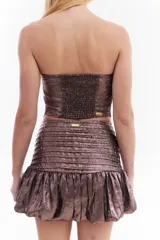 Top strapless de color rosa metalizado con diseño drapeado y detalle frontal con forma de pañuelo.