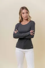 Remera de manga larga con escote redondo, confeccionada en tejido suave y elástico con calce al cuerpo.