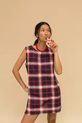 Vestido corto sin mangas con estampado a cuadros en tonos azul marino, rojo y blanco.