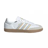 Championes adidas modelo Samba edición especial Real Madrid, color blanco con detalles en gris y amarillo, puntera de gamuza y suela de goma color caramelo.