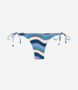Bikini con corpiño triangular con estampa de follaje y bombacha con lazos laterales y estampa de ondas.