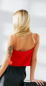 Top de crepe color rojo con escote recto y breteles finos de seda a tono. Presenta una silueta recta y holgada.