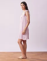 Camisón corto azul marino con estampado floral celeste, escote en V con puntilla blanca y botones.