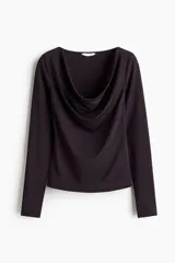 Top de punto elástico color negro, con escote drapeado y mangas largas, de ajuste entallado.