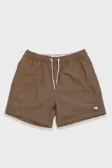 Short de baño marrón con bordado de enredadera en la pierna izquierda, cintura elástica con cordón ajustable, bolsillos laterales y bolsillo trasero con cierre.