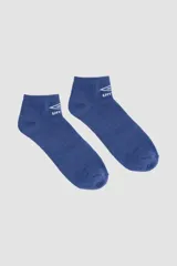 Par de medias cortas de algodón color azul, con logo de la marca Umbro bordado en blanco en la parte superior.