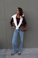 Pantalón de jean tiro medio color azul claro, corte wide leg y diseño clásico de cinco bolsillos con presillas para cinturón.