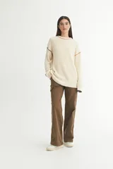 Sweater tejido de punto color ladrillo, con cuello redondo y calce oversize.