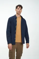 Camisa de manga larga azul confeccionada en tela 100% algodón. Bolsillo en pecho y botones personalizados. Calce clásico. Tela simil paño.