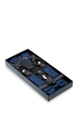 Set de tirantes con moño y pañuelo de bolsillo, color azul con estampado floral en tonos grises. Los tirantes son ajustables y tienen apliques para abrochar a botones o pinzas metálicas para sujetarlos al pantalón.