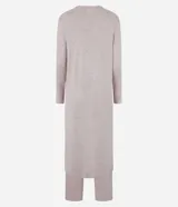 Conjunto de pijama de tres piezas confeccionado en tricot, compuesto por una blusa de cuello redondo, un pantalón de corte recto con cintura elástica y una bata larga abierta. Presenta una textura suave y fluida en color beige.