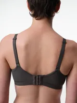 Soutien con copas preformadas sin aro, confeccionado en microfibra con textura microperforada. Presenta breteles ajustables y cierre posterior con broches multiposición.