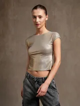 Top corto plateado con cuello redondo y mangas cortas.