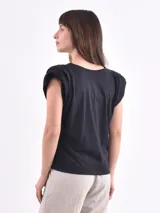 Remera negra de corte clásico con mangas cortas abullonadas.