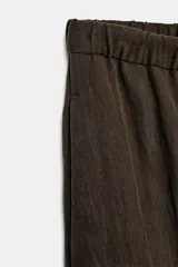Pantalón de tiro medio con cintura elástica y pierna ancha, confeccionado en mezcla de lyocell.
