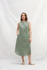 Vestido midi color beige de lino, sin mangas y con escote redondo.