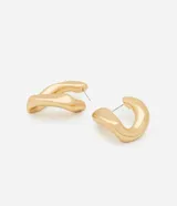 Aros grandes tipo argolla con forma orgánica, color dorado.