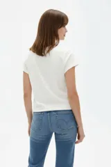 Remera de algodón verde militar, con manga corta, cuello redondo y diseño gráfico impreso en el frente con motivos veraniegos y el texto "Sunny Side".