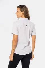 Camisa de lino de manga corta con cuello camisero, cierre frontal de medio botón con botones metálicos personalizados y dos bolsillos en el pecho.