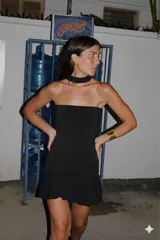 Bufanda larga y delgada de tejido fino, color negro, con flecos en los extremos.