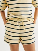 Short amarillo con rayas horizontales azul marino, de corte holgado y cintura elastizada con cordón ajustable.