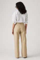 Pantalón de gabardina color beige, de corte recto y tiro alto.