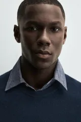 Jersey azul marino de punto, corte regular fit, con cuello redondo y manga larga.