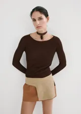 Sweater de punto fino color marrón, de corte recto, con cuello bote y manga larga.