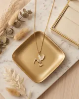 Collar de bronce dorado con cadena fina y dije colgante en forma de colibrí con detalles texturizados.