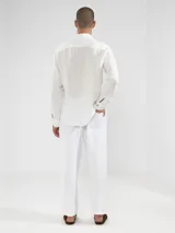 Pantalón de lino premium con corte recto y fit relajado. Presenta cintura elástica con cordón de ajuste, bolsillos laterales y bolsillo trasero.